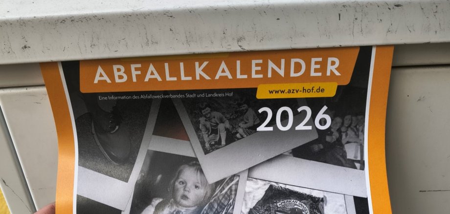 Das Bild zeigt den Kalender, wie er in einen Briefkasten geworfen wird