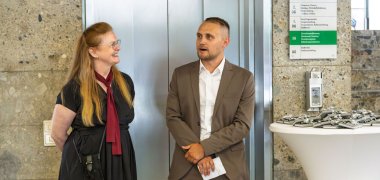 Auf dem Bild sind Annie Sziegoleit und Marvin Geyer bei der Eröffnung der Ausstellung "Hauskunst 3" im Rehauer Rathaus zu sehen.
