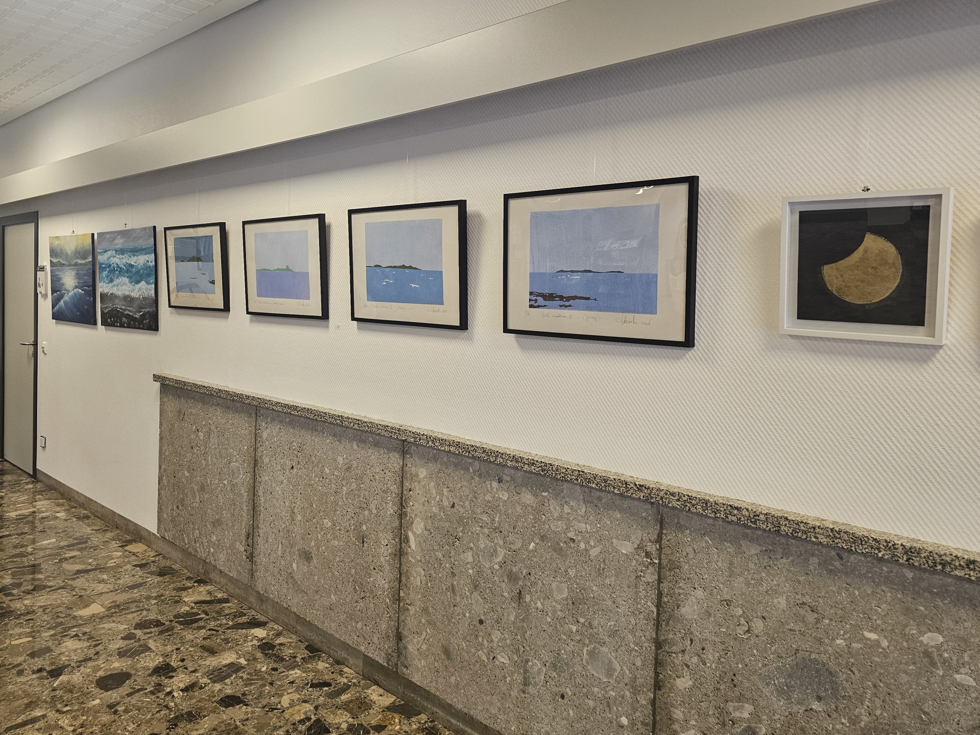 Auf dem Bild sind einige Bilder der Ausstellung "Hauskunst 3" im Rehauer Rathaus zu sehen.