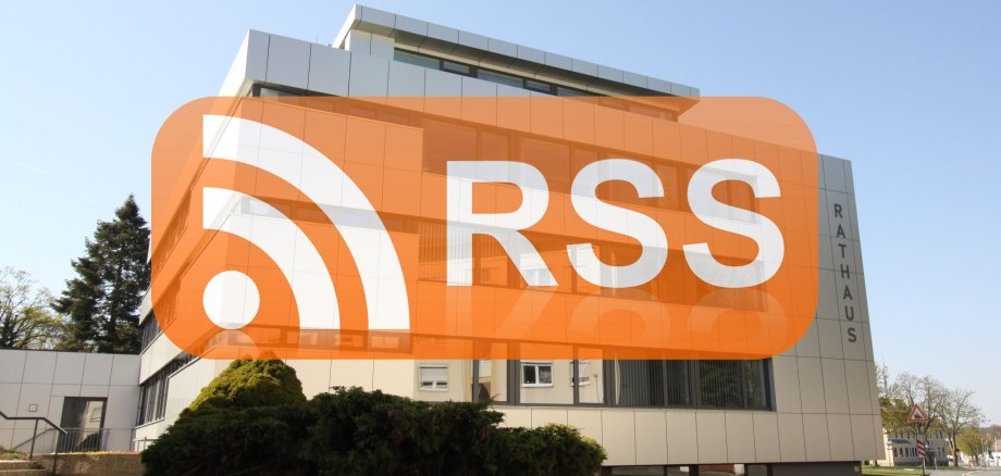 Das Bild zeigt im Hintergrund das Rathaus von der Unlitzstraße aus. Eine Ebene davor wurde das orangene Logo "RSS" eingefügt, das für den "RSS-Feed" steht.