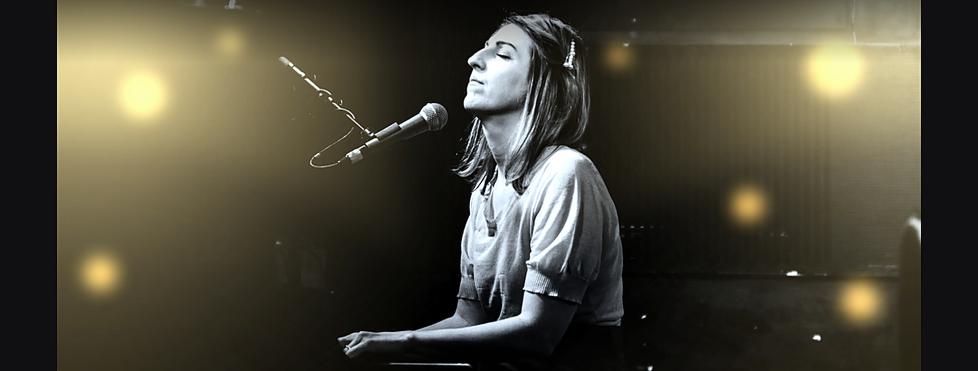 Auf dem Bild ist die Sängerin und Songwriterin Anne Eck beim Klavierspielen zu sehen.