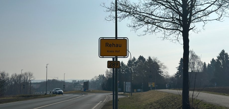 Auf dem Bild ist das Ortsschild von Rehau zu erkennen.