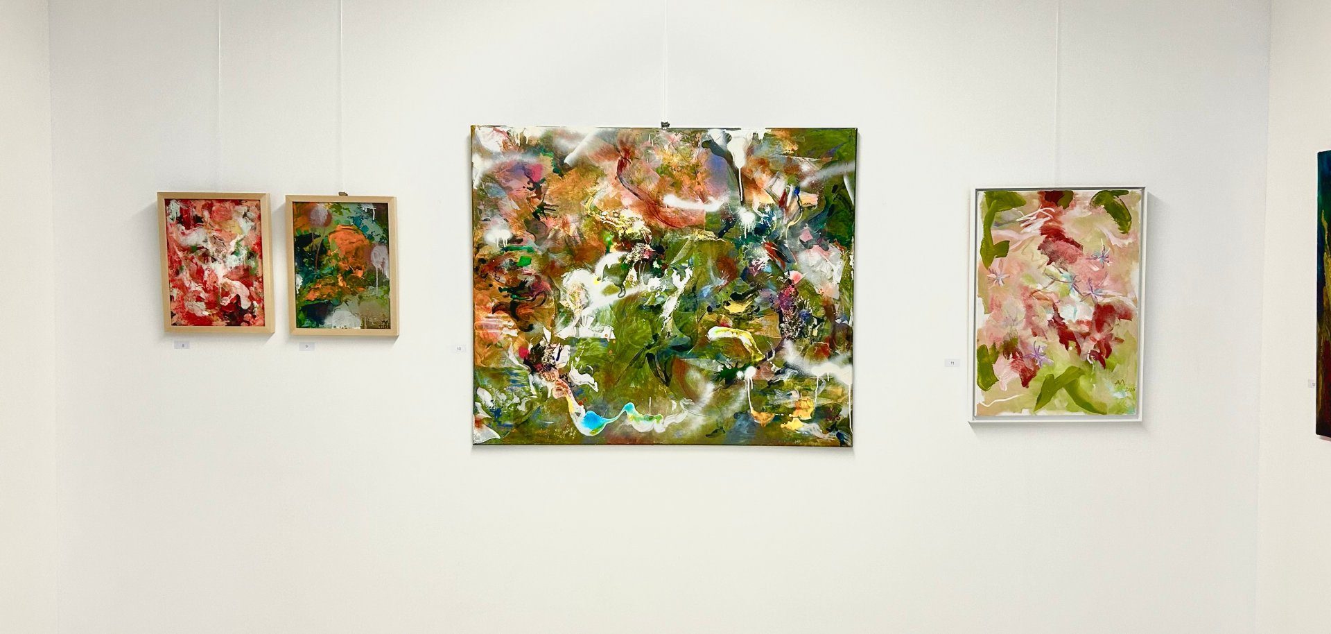 Das Bild zeigt Gemälde von Annika Mühltaler