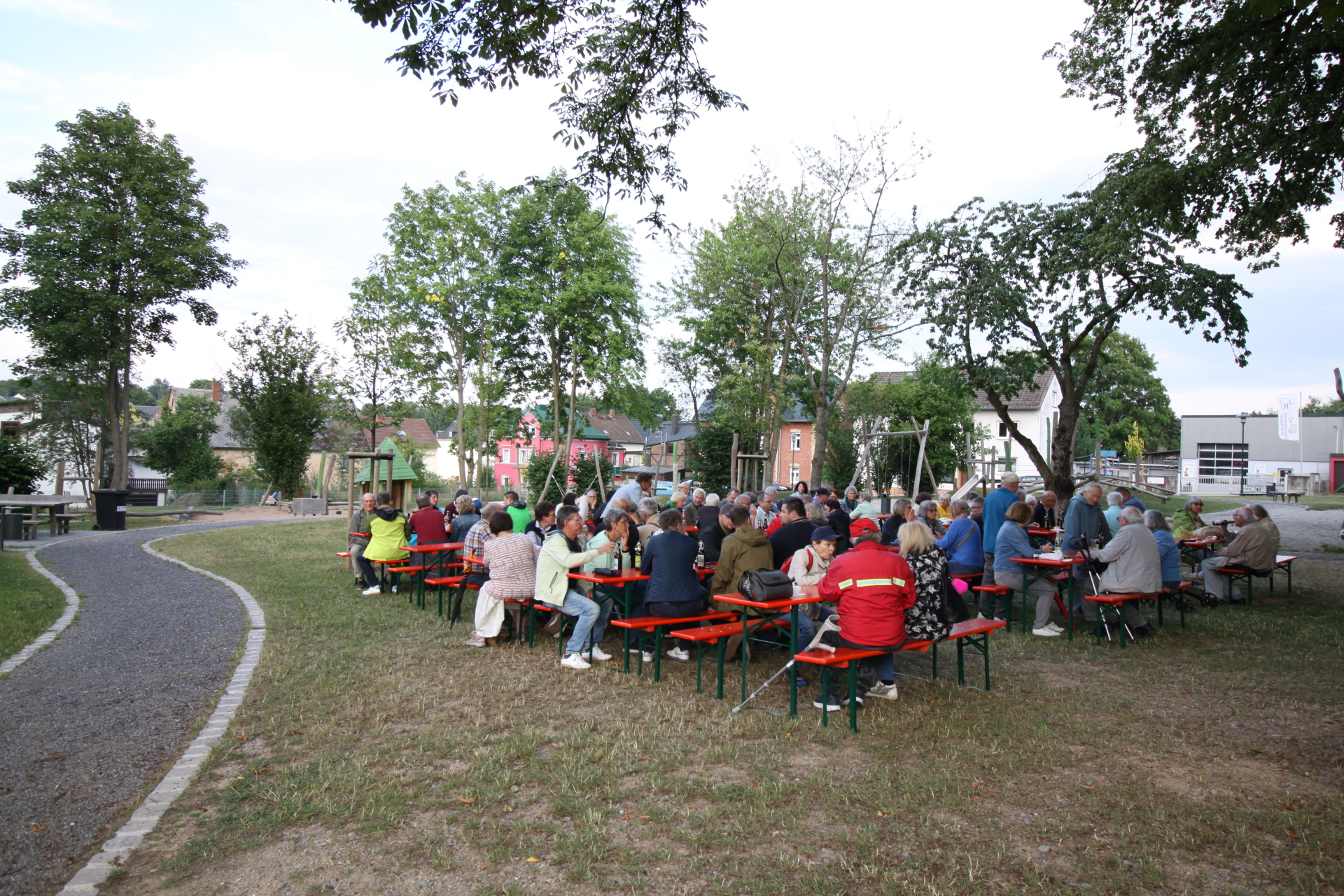 Das Bild zeigt zahlreiche Besucher eines vergangenen Biergartenbetriebs im Kronengarten zum Feuerläuten.