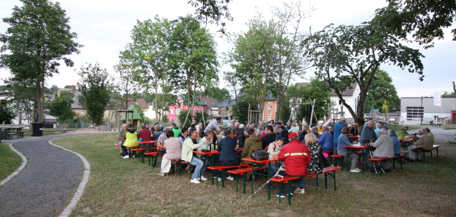 Das Bild zeigt zahlreiche Besucher eines vergangenen Biergartenbetriebs im Kronengarten zum Feuerläuten.