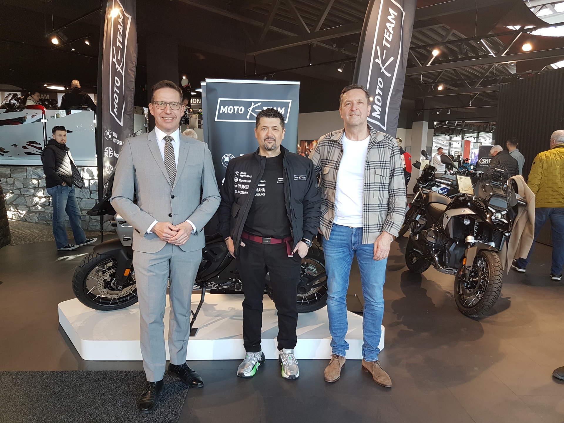 Moto-K-Team erweitert Angebot 1. Bürgermeister Michael Abraham mit den beiden Gesellschaftern der neuen Holding, Gökhan Davgan und Ralf Kühnert in den Ausstellungsräumen von Moto-K-Team in der Hofer Straße.