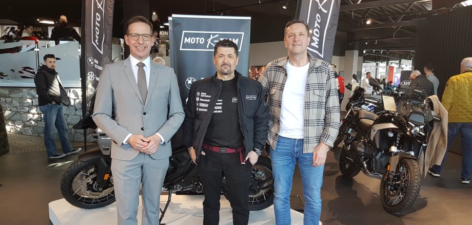 1. Bürgermeister Michael Abraham mit den beiden Gesellschaftern der neuen Holding, Gökhan Davgan und Ralf Kühnert in den Ausstellungsräumen von Moto-K-Team in der Hofer Straße.