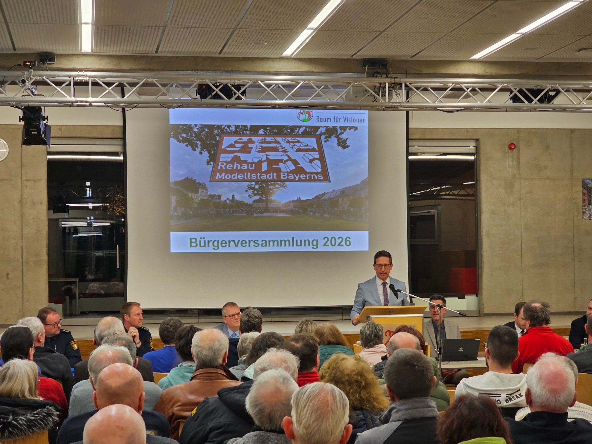 Das Bild zeigt die Bürgerversammlung in der Realschule Rehau