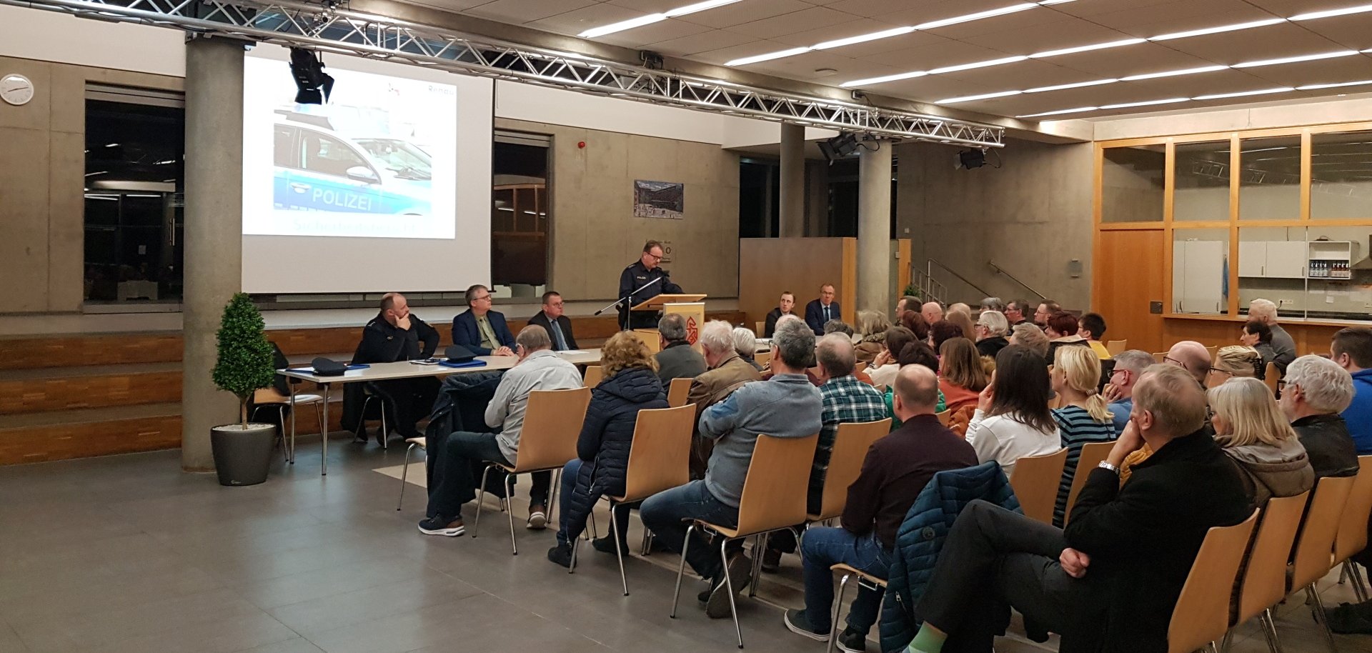 Das Bild zeigt die Bürgerversammlung 2025 im Schulzentrum Rehau. Bürgermeister Abraham informiert die Besucher über alle wichtigen Themen.