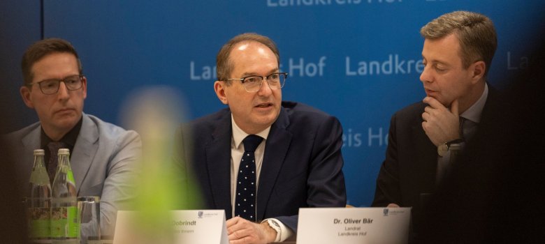 Das Bild zeigt den Rehauer Bürgermeister Michael Abraham, Bundesinnenminister Alexander Dobrindt und Landrat Dr. Oliver Bär bei der Pressekonferenz.