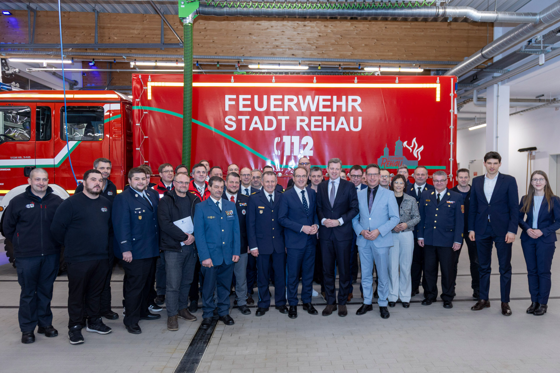 Das Bild zeigt den Bundesinnenminister Alexander Dobrindt bei seinem Besuch in der Rehauer Feuerwache