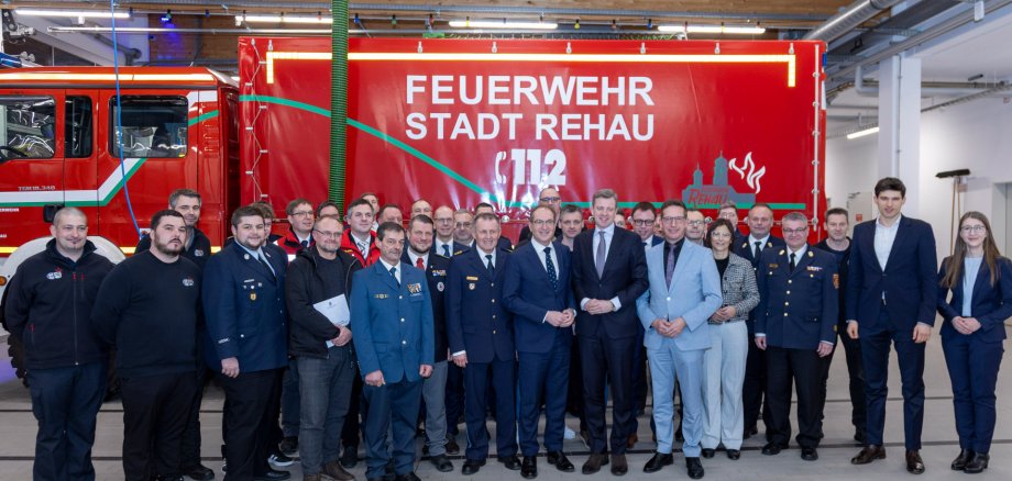 Das Bild zeigt den Bundesinnenminister Alexander Dobrindt bei seinem Besuch in der Rehauer Feuerwache
