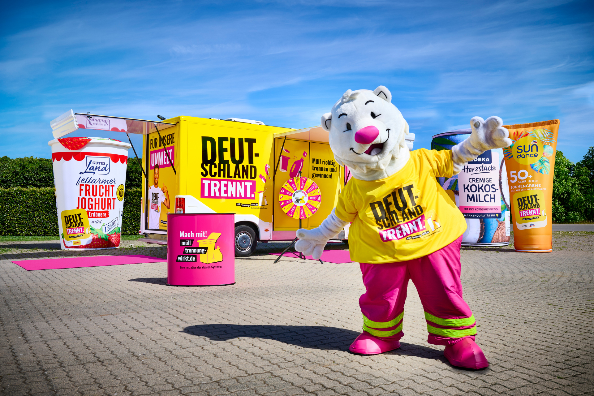Aktion "Deutschland trennt " Initiative "Mülltrennung wirkt" Das Bild zeigt den "Trenn-Bär" vor dem "Deutschland trennt"-Infostand.