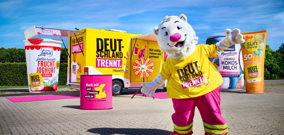 Aktion "Deutschland trennt " Initiative "Mülltrennung wirkt" Das Bild zeigt den "Trenn-Bär" vor dem "Deutschland trennt"-Infostand.