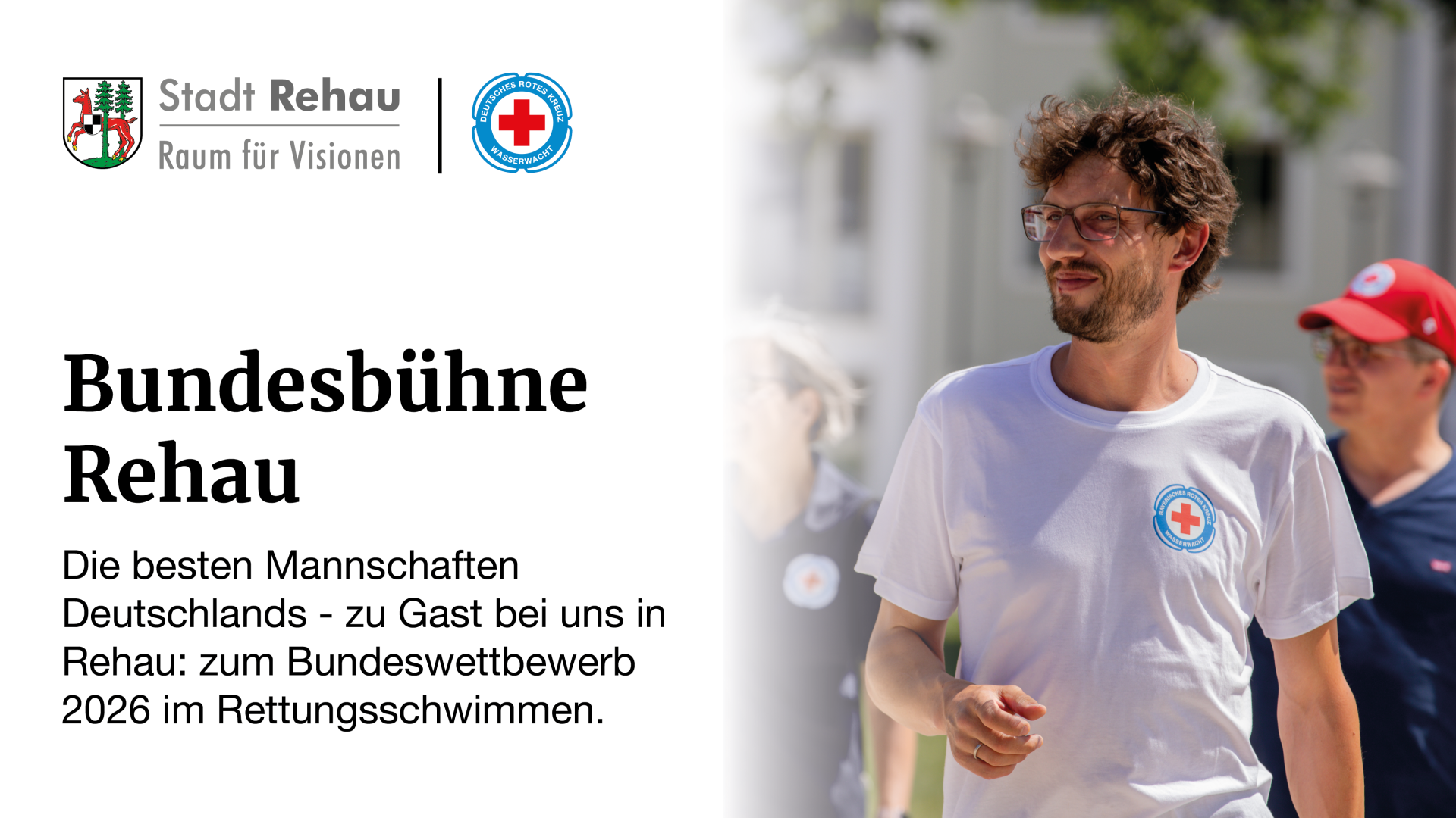 Die Grafik ist grundsätzlich weiß, mit Text auf der linken Seite: Bundesbühne Rehau - Die besten Mannschaften Deutschlands - zu Gast bei uns in Rehau: zum Bundeswettbewerb 2026 im Rettungsschwimmen. Darüber sind die Logos der Stadt Rehau sowie des Deutschen Roten Kreuz/Wasserwacht. Rechts befindet sich ein Mann im T-Shirt der Wasserwacht.