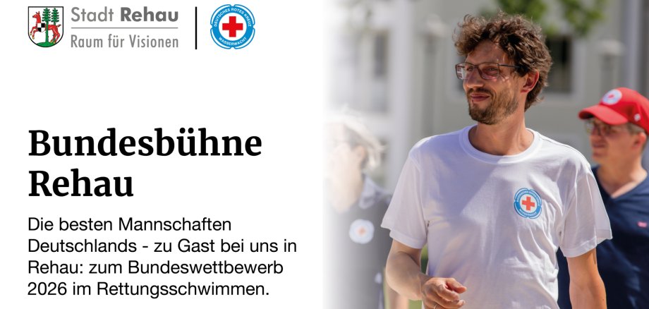 Die Grafik ist grundsätzlich weiß, mit Text auf der linken Seite: Bundesbühne Rehau - Die besten Mannschaften Deutschlands - zu Gast bei uns in Rehau: zum Bundeswettbewerb 2026 im Rettungsschwimmen. Darüber sind die Logos der Stadt Rehau sowie des Deutschen Roten Kreuz/Wasserwacht. Rechts befindet sich ein Mann im T-Shirt der Wasserwacht.