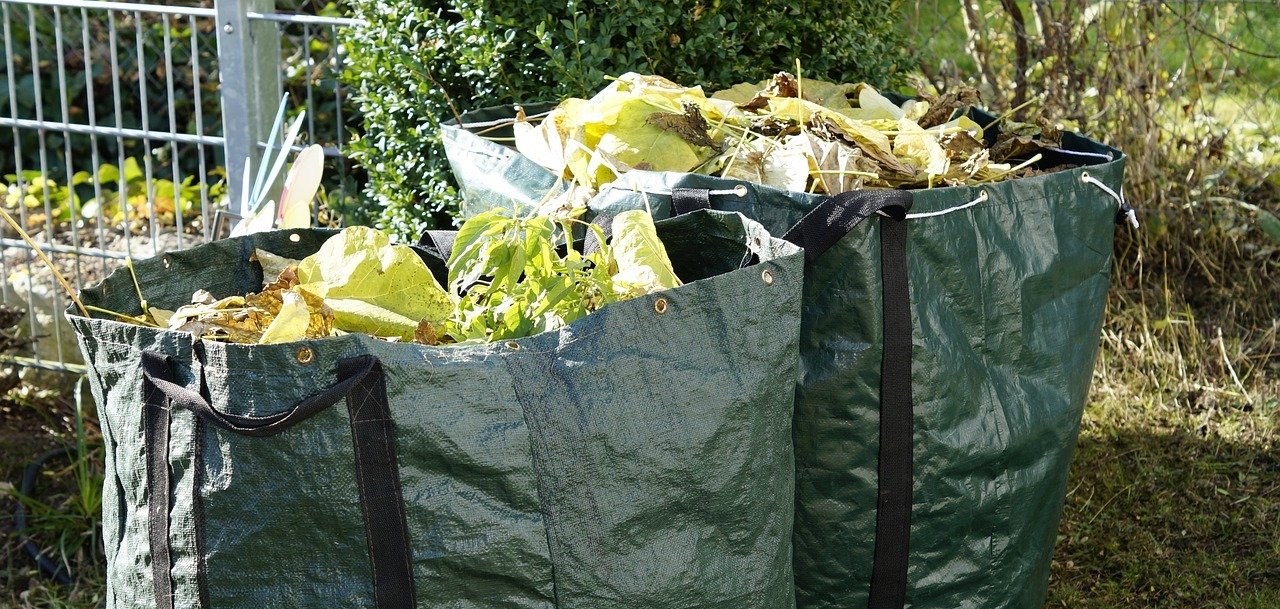 Das Bild zeigt Gartenabfälle in Abfallsäcken.