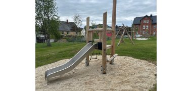 Das Bild zeigt die neue Rutsche am Spielplatz Kronengarten in Rehau.