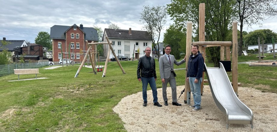 Auf dem Bild ist von links nach rechts vor den neuen Spielgeräten am Spielplatz Kronengarten zu sehen: Jürgen Schrödel (Mitarbeiter des Bauamts der Stadt Rehau), 1. Bürgermeister der Stadt Rehau Michael Abraham und Zahnarzt Christian Bonnekamp.
