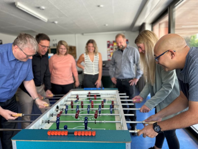 Im Bild zu sehen bei einem Kicker-Spiel im Jugendzentrum von links nach rechts: Frank Rameckers (Ordnungsamtsleiter der Stadt Rehau), Michael Abraham (1. Bürgermeister der Stadt Rehau), Vanessa Wagner (Jugendbeauftragte des Stadtrats), Anna Szewzyk (Koordinatorin Ganztagsschule und Jugendarbeit der VHS Hofer Land), André Vogel (Geschäftsführer der VHS Hofer Land), Celine Schwarze (neue Leiterin des Jugendzentrums Rehau) und Benjamin Amosse (neuer Mitarbeiter im Jugendzentrum Rehau).