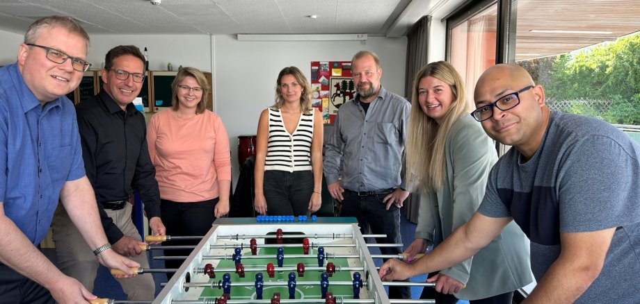 Im Bild zu sehen bei einem Kicker-Spiel im Jugendzentrum von links nach rechts: Frank Rameckers (Ordnungsamtsleiter der Stadt Rehau), Michael Abraham (1. Bürgermeister der Stadt Rehau), Vanessa Wagner (Jugendbeauftragte des Stadtrats), Anna Szewzyk (Koordinatorin Ganztagsschule und Jugendarbeit der VHS Hofer Land), André Vogel (Geschäftsführer der VHS Hofer Land), Celine Schwarze (neue Leiterin des Jugendzentrums Rehau) und Benjamin Amosse (neuer Mitarbeiter im Jugendzentrum Rehau).