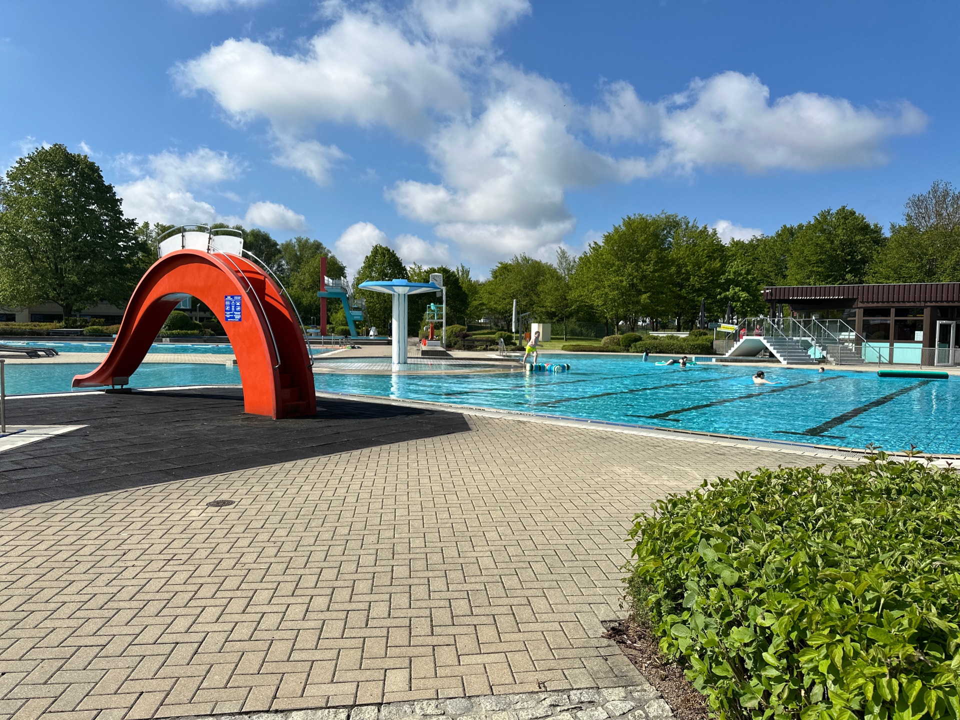 Auf dem Bild ist das Rehauer Freibad zu sehen.