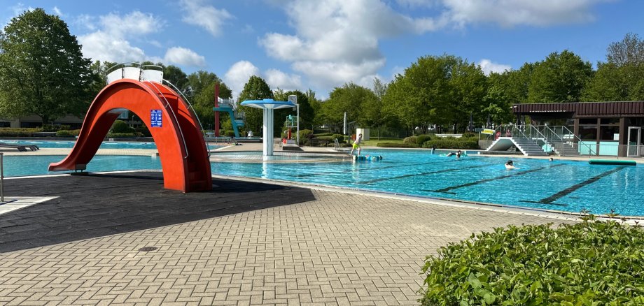 Auf dem Bild ist das Rehauer Freibad zu sehen.