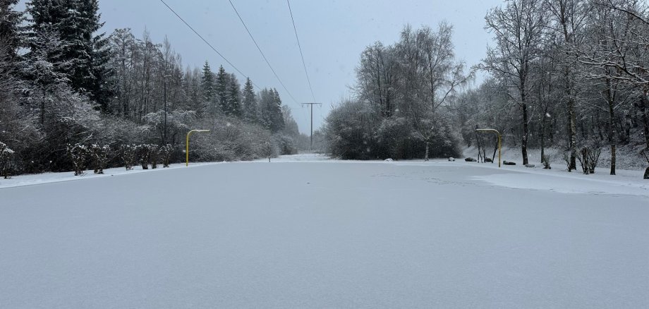 Das Bild zeigt die Eisbahn am Mehrzweckplatz