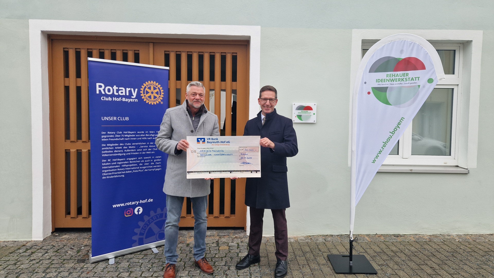 Das Bild zeigt den Päsidenten des Rotary Club Hof-Bayern Herrn Christian Dreßel und den Bürgermeister Herrn Michael Abraham bei der Spendenübergabe