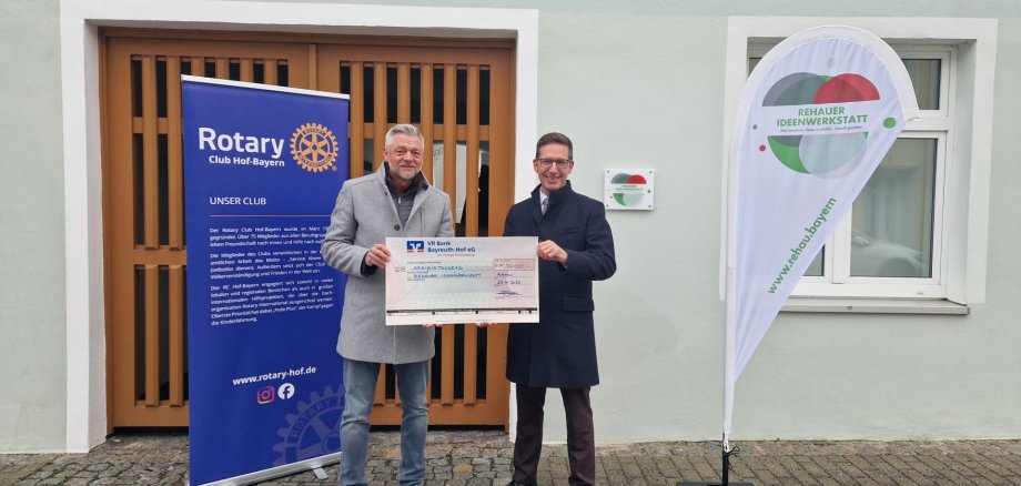 Das Bild zeigt den Päsidenten des Rotary Club Hof-Bayern Herrn Christian Dreßel und den Bürgermeister Herrn Michael Abraham bei der Spendenübergabe