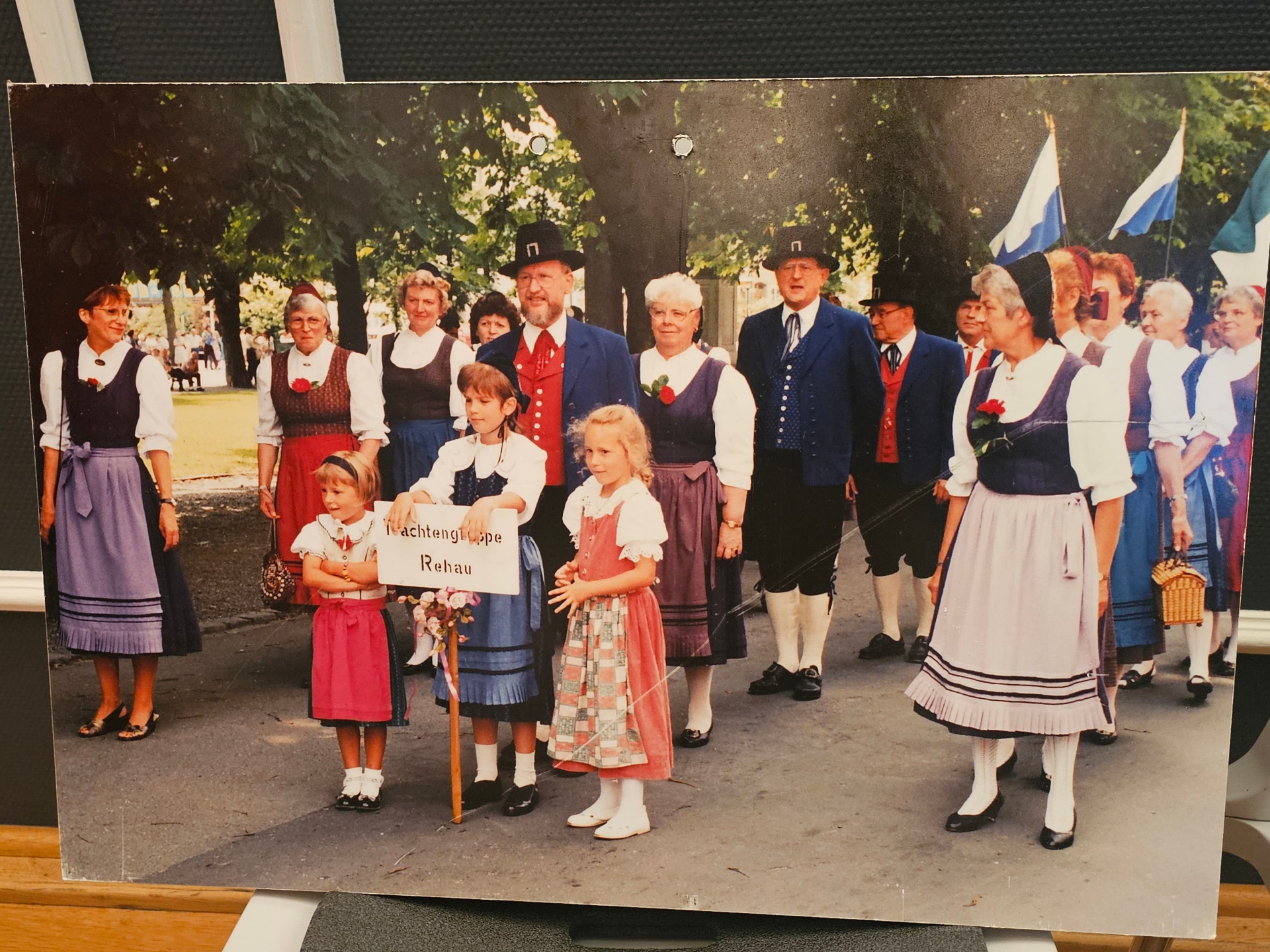 Auf dem Bild ist die Trachtengruppe zum Wiesenfestumzug 1995 zu sehen.