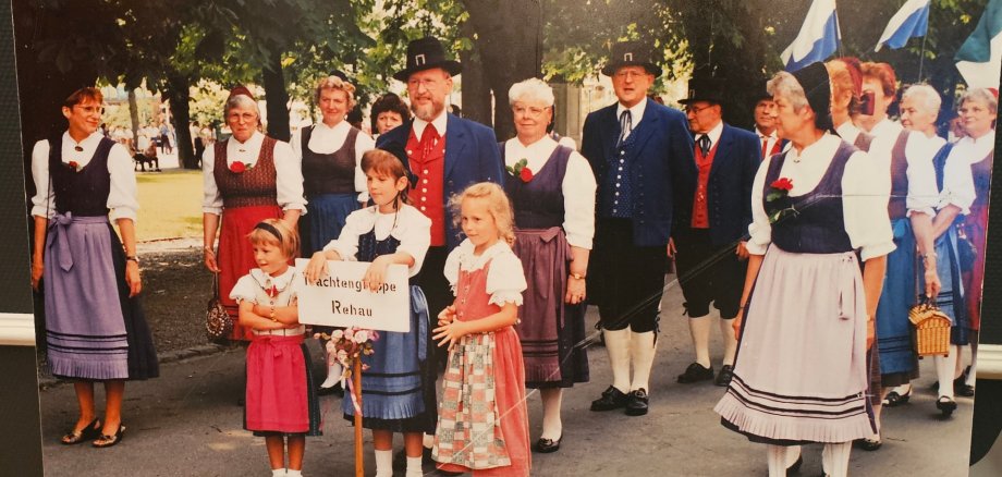 Auf dem Bild ist die Trachtengruppe zum Wiesenfestumzug 1995 zu sehen.