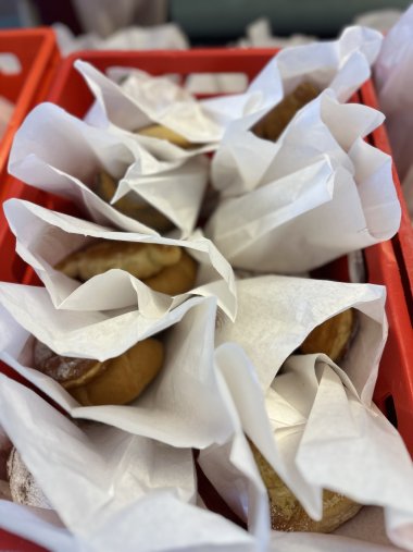 Das Bild zeigt vorbereitete Essenstüten zur Ausgabe bei der Tafel.