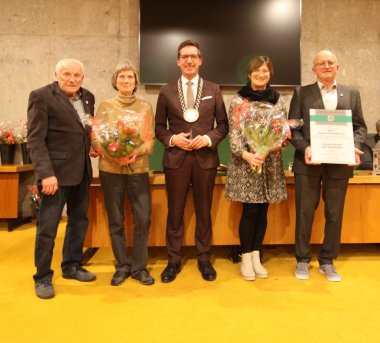 Das Bild zeigt die Herren Gerhard und Thomas Baumgärtner mit ihren Frauen, sowie den Bürgermeister Michael Abraham