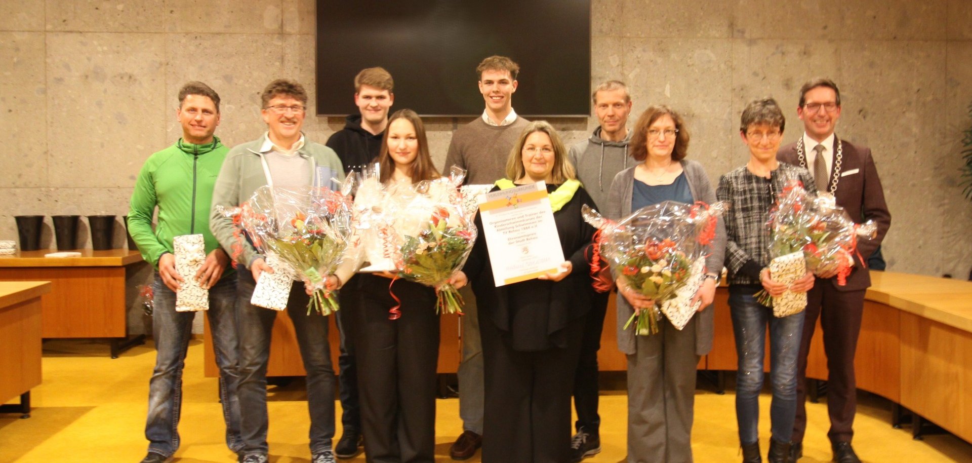 Das Bild zeigt das Trainerteam der Schwimmabteilung des TV Rehau und den Bürgermeister Michael Abraham