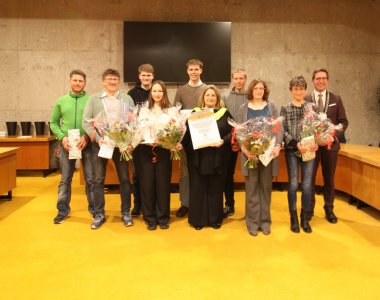 Das Bild zeigt das Trainerteam der Schwimmabteilung des TV Rehau und den Bürgermeister Michael Abraham