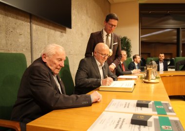 Das Bild zeigt Herrn Thomas Baumgärtner bei der Eintragung ins Goldene Buch der Stadt Rehau