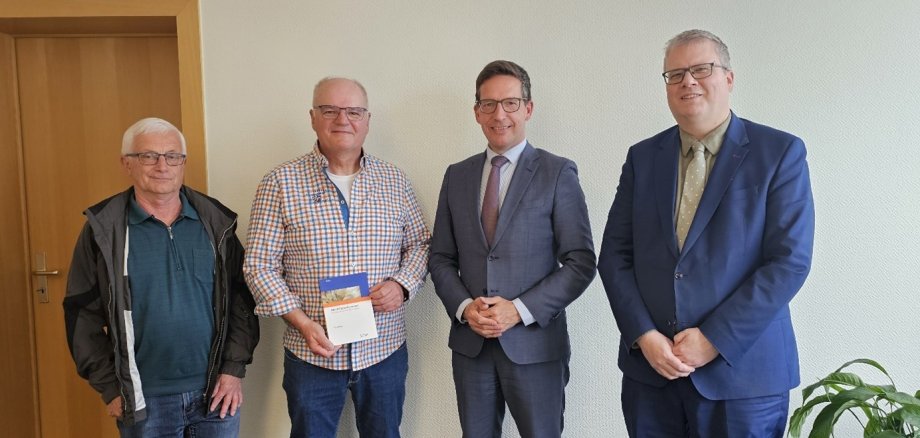 Das Bild zeigt Harald Gerbeth, den neuen Felgeschworenen Herbert Rödel, Bürgermeister Michael Abraham und den Leiter des Ordnungsamtes Frank Rameckers.