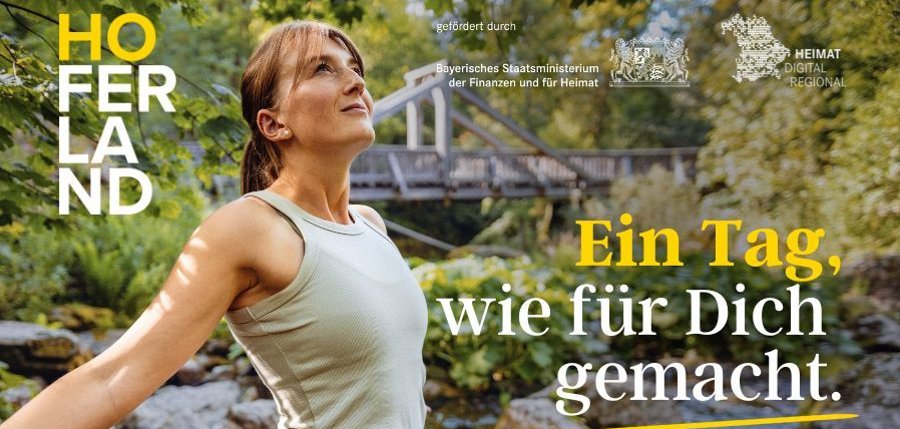 Das Bild zeigt eine Frau beim Yoga. Auf dem Bild ist der Text "Ein Tag - wie für Dich gemacht" sowie das Logo des Hofer Lands platziert.
