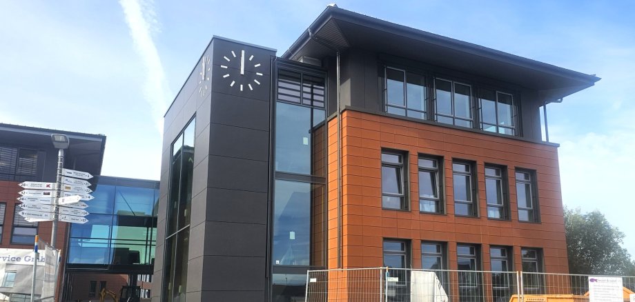 Das Bild zeigt den fast fertiggestellten Teil des Schulzentrums, in dem früher die Berufsschule untergebracht war und künftig Ganztagsbetreuungsgruppen beherbergen wird.