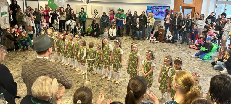 Das Bild zeigt eine Aufführung der Garde im Foyer des Rehauer Rathauses