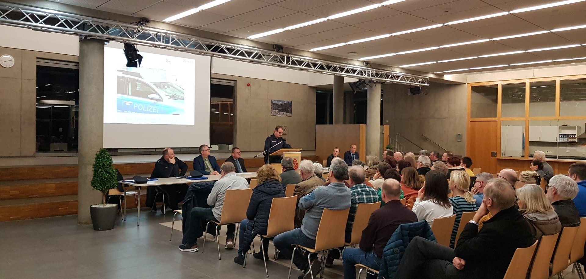 Das Bild zeigt die Bürgerversammlung im Rehauer Schulzentrum