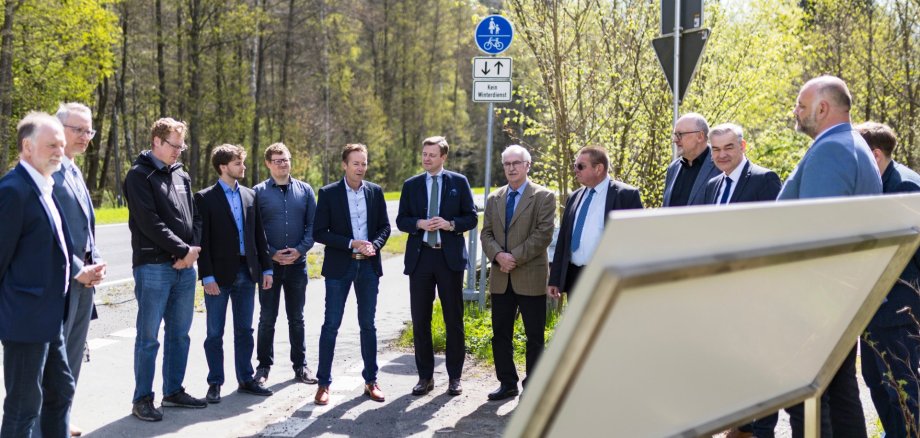 Das Bild zeigt die Verantwortlichen bei der offiziellen Eröffnung der Perlenroute.