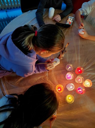 Das Bild zeigt malende Kinder