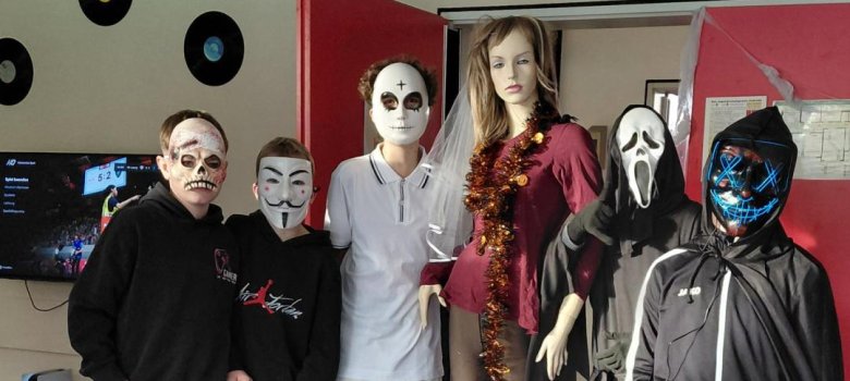 Das Bild zeigt verkleidete Kinder zu Halloween