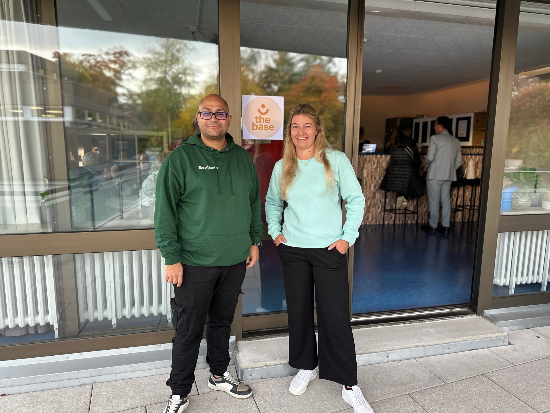 Das Bild zeigt das Team des Jugendzentrums "The Base"