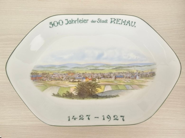 Auf dem Bild ist ein Teller aus dem Jubiläumsjahr 1927 der Stadt Rehau zu sehen.