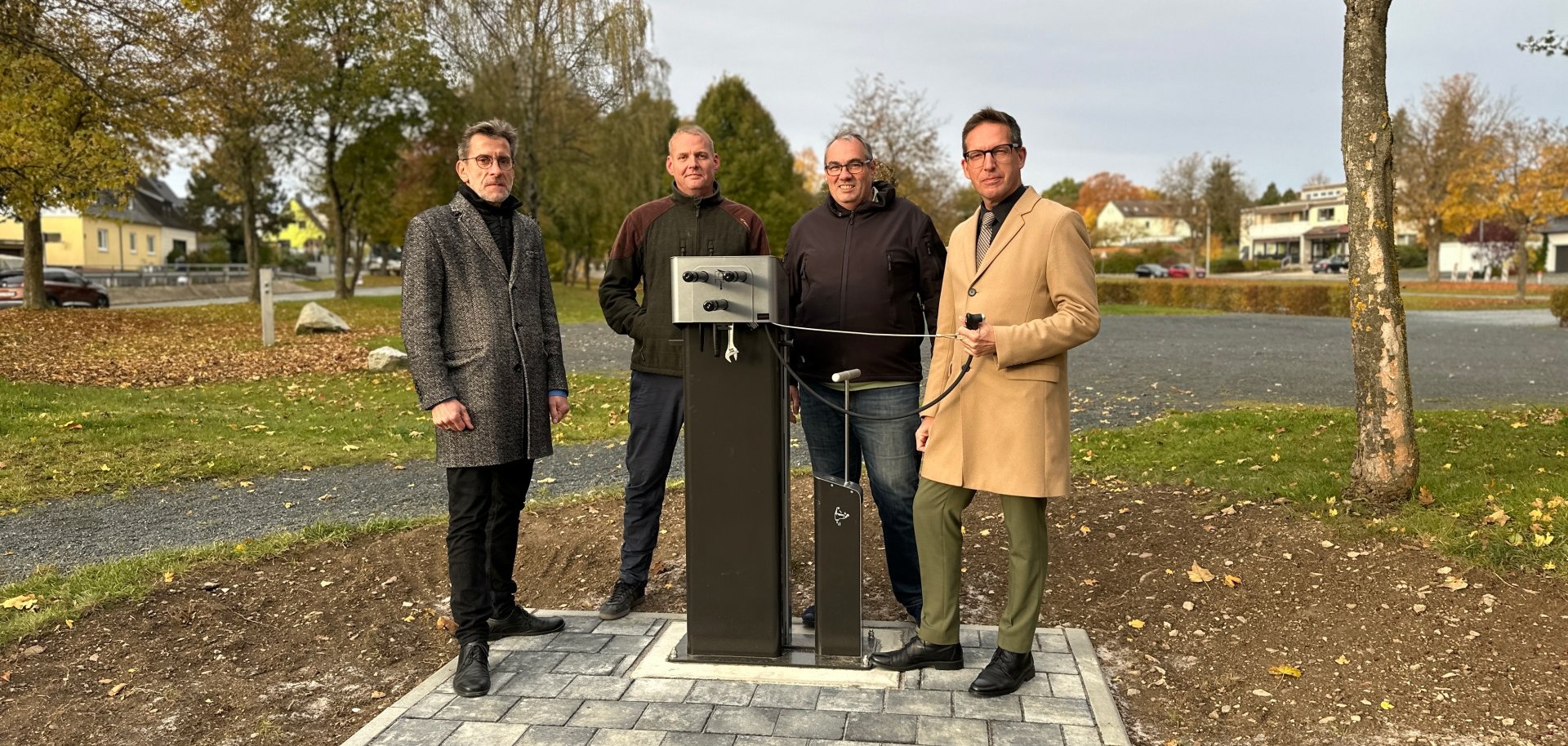 Es sind die Verantwortlichen der neuen Fahrrad-Service-Station zu sehen: Wirtschaftsförderer Bernd Köppel, Bauamtsmitarbeiter Alexander Zirbs, stellvertretender Bauhofleiter Christian Stelzig sowie Bürgermeister Michael Abraham, überzeugen sich vor Ort von den Funktionen der Service-Station.