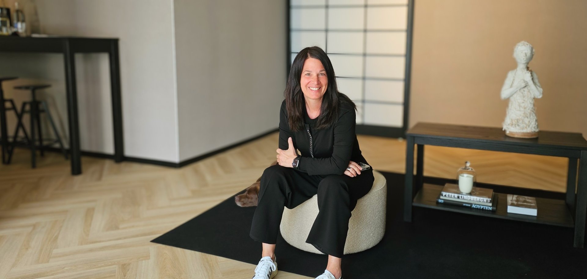 Das Bild zeigt Marion Riedl in ihrem Fotostudio