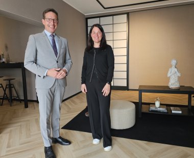 Das Bild zeigt Bürgermeister Michael Abraham und Marion Riedl.